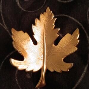 Giovanni Signed Gold-tone Maple Leaf Brooch